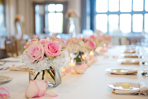 8 cách cắm hoa hồng để bàn ngày cưới đơn giản, đẹp mắt