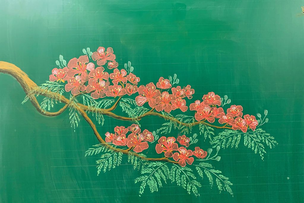 Hoa Phượng Rơi là một hình ảnh đậm chất nghệ thuật, với những đóa hoa rực rỡ như rơi từ trên cao xuống. Hãy xem thêm để được đắm chìm trong cảm giác thích thú, phấn khích của hình ảnh này.