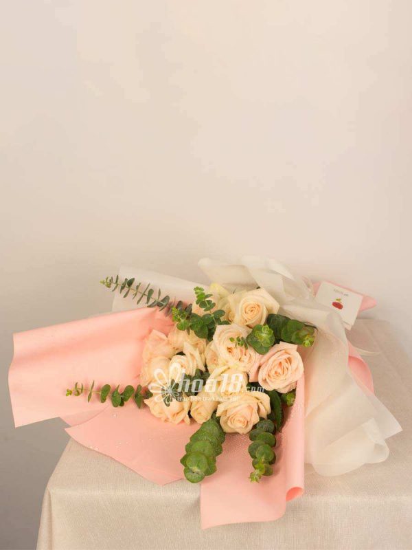 Những bó hoa hồng 20/10 màu trứng gà cũng được nhiều bạn trẻ chọn lựa để tri ân công dưỡng dục của mẹ hoa tặng 21/06