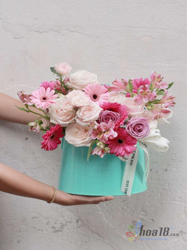 Hộp hoa đẹp ngày 20/10 với tông màu pastel nhẹ nhàng - Hoa18 hộp hoa tươi
