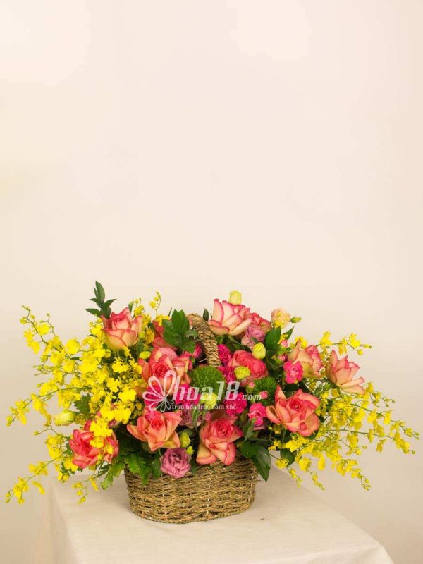Một giỏ hoa tươi làm không khí phòng trổ nên thoáng đãng hơn hoa tươi