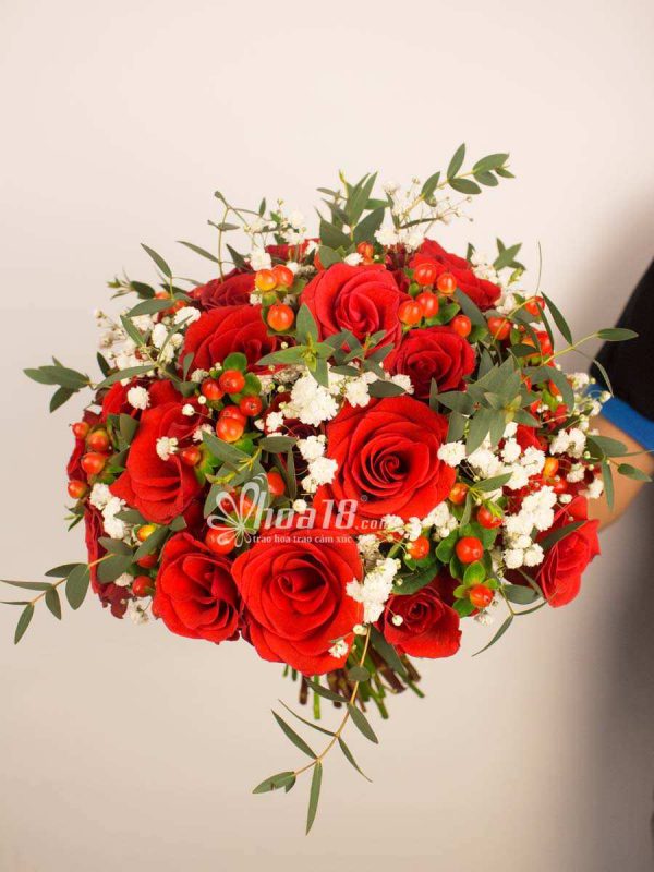 Bó hoa cưới cầm tay cô dâu với hoa tươi hoa hồng rực rỡ - Hoa18 hoa tươi