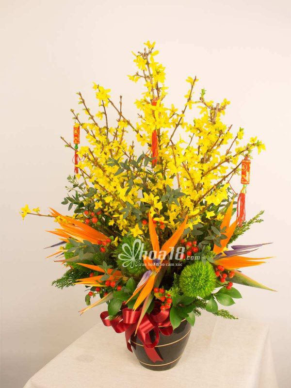 Mẫu hoa đơn giản nhưng tạo không gian ấm cúng và sang trọng bình hoa tươi
